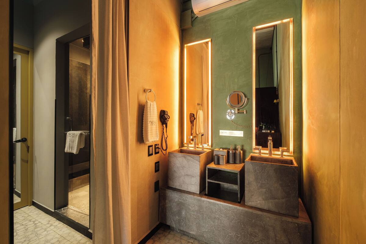 deluxe room | bathroom | shower, rainfall showerhead, free toiletries, hair dryer