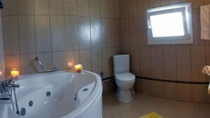 Un baño con bañera, inodoro y lavabo.