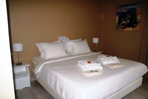 Room - Valley Village (Faistos)