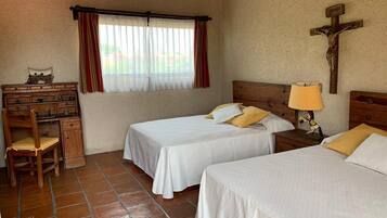 5 bedrooms, iron/ironing board, WiFi, bed sheets