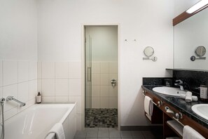 Bathroom - Elaya Hotel Steinplatte, Trademark by Wyndham (Waidring)
