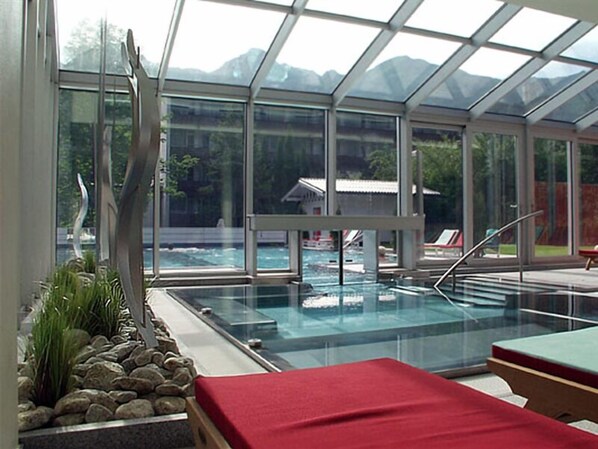 Una piscina techada, una piscina al aire libre