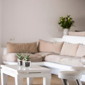 Living area - Ilio Maris Hotel (Mykonos)