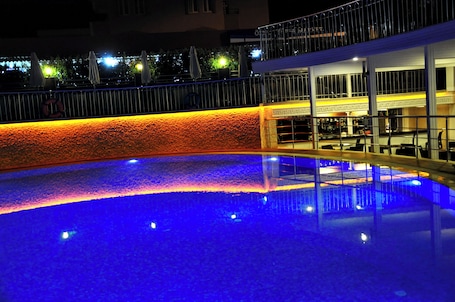 Una piscina al aire libre