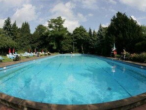 สระว่ายน้ำในร่ม, สระว่ายน้ำกลางแจ้ง