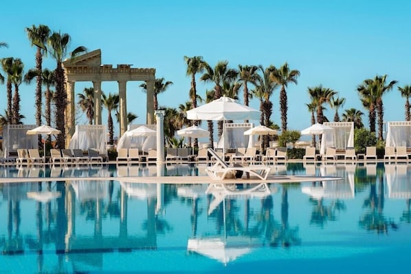 Una piscina techada, una piscina al aire libre