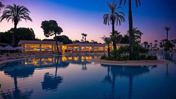 Una piscina techada, una piscina al aire libre