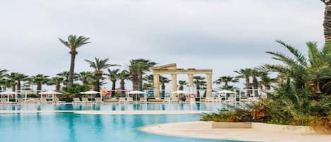 Una piscina techada, una piscina al aire libre