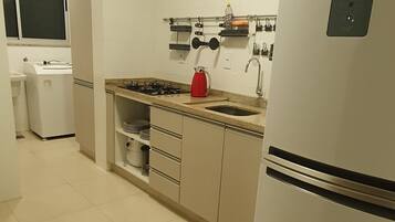 Geladeira, micro-ondas, cooktop, cafeteira/chaleira