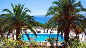 Una piscina al aire libre
