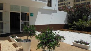 Un edificio con un cartel que dice "Es Cabañas" y una entrada visible.