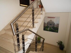 المنشأة من الداخل