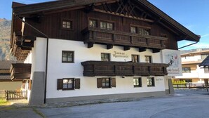 A traditional wooden building with a sign reading "Jimmer Apartments." It features a balcony and multiple windows. - Appartmenthaus Raudaschl (Laengenfeld)