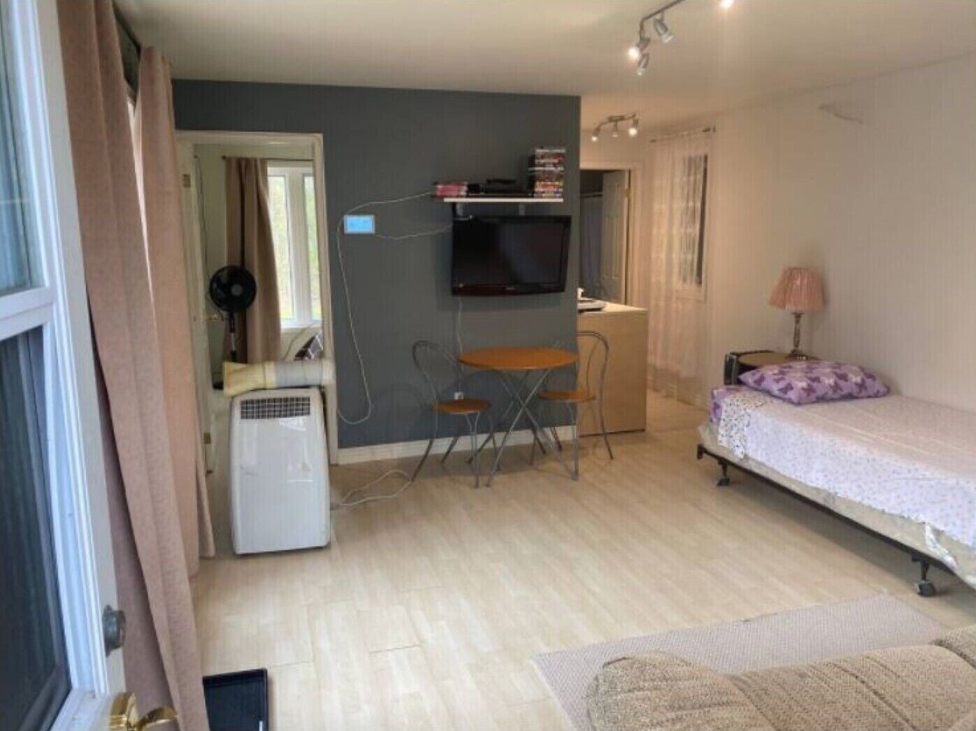 1 habitación, escritorio, tabla de planchar con plancha y wifi 