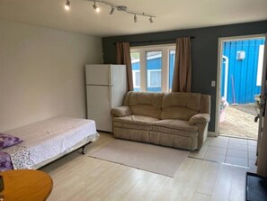 1 habitación, escritorio, tabla de planchar con plancha y wifi 