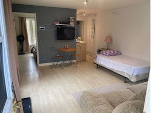 1 bedroom, desk, iron/ironing board, WiFi - The Little Jurassic Lake House.<br>keep in mind sometime Satellite TV Doesn’t work. (Carrying Place)