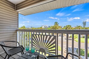 Property grounds - Villa Fiesta  | Pet Friendly Home In Siesta Village, Heated Pool and Hot Tub, Walk to the Beach! (Siesta Key)