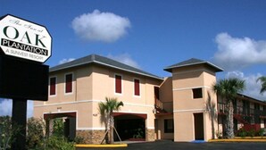 A building with a sign reading "The Inn at Oak Plantation, A Sunvest Resort1". - Days Inn at Oak Plantation (Kissimmee)