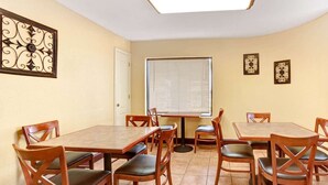 Dining - Days Inn at Oak Plantation (Kissimmee)