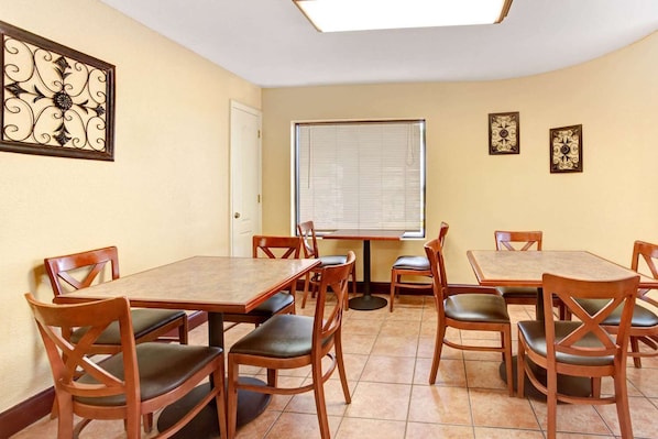 Dining - Days Inn at Oak Plantation (Kissimmee)
