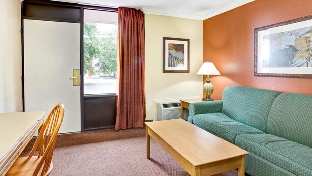 Living area - Days Inn at Oak Plantation (Kissimmee)