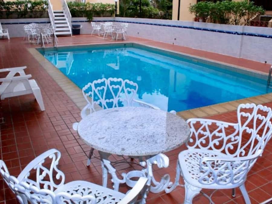 Una piscina al aire libre