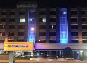 Un immeuble à plusieurs étages sur lequel on peut lire l’inscription « EURO Hotel ».