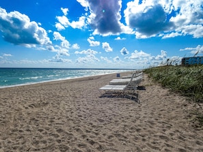 Sur la plage, chaise longue, serviettes de plage