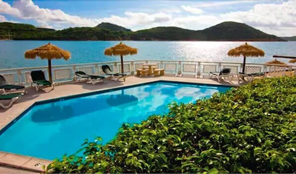 Una piscina al aire libre