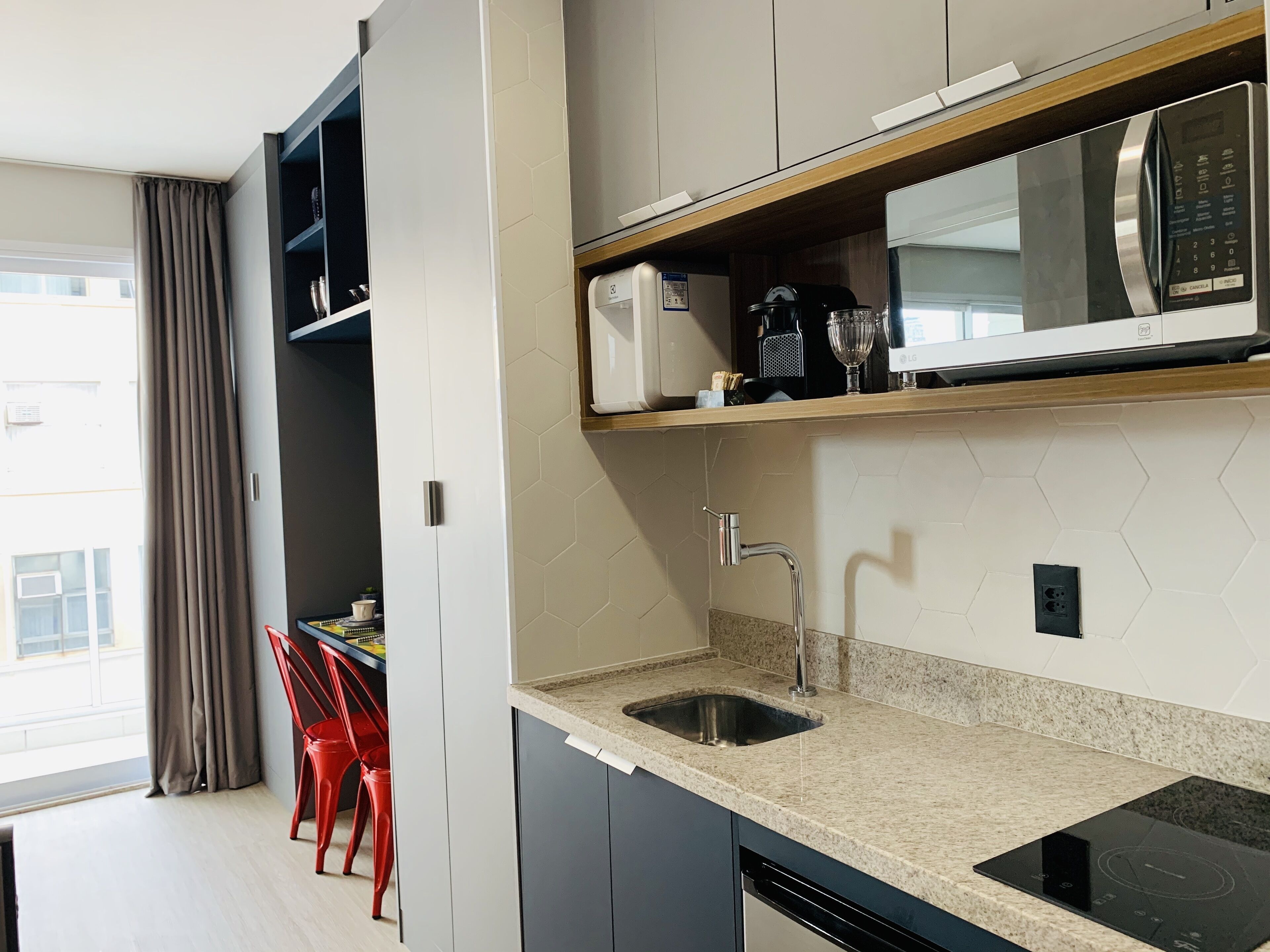 Suíte estúdio executiva | Cozinha privada | Frigobar, micro-ondas, cooktop, torradeira