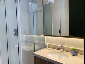Executive Studio Suite | Bathroom | Shower, hair dryer, towels, soap - Akile Luz (São Paulo)