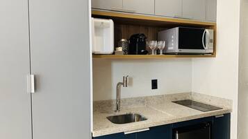 Estudi en suite executiu | Cuina bàsica privada | Frigorífic petit, microones, placa de cuina i torradora