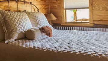 2 dormitorios, escritorio, tabla de planchar con plancha y cuna de viaje