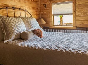 1 habitación, escritorio, tabla de planchar con plancha y cuna de viaje