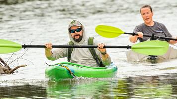 Deux personnes pratiquent le kayak sur une étendue d’eau calme.