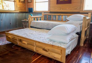 1 habitación, escritorio, tabla de planchar con plancha y cuna de viaje 