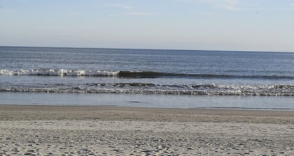 Lori's Landing Pet Friendly & Close to the Beach!