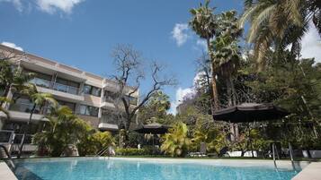 Una piscina al aire libre