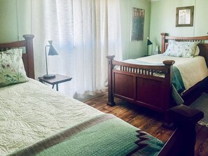 3 bedrooms, iron/ironing board, travel crib, free WiFi - Red Bluff Guest Ranch RedBird Landing (Lometa)