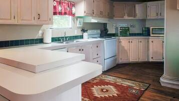 Kylskåp, mikrovågsugn, ugn och spishäll