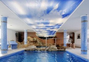 Una piscina cubierta, una piscina al aire libre