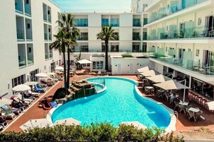 Una piscina cubierta, una piscina al aire libre