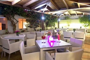Outdoor dining - Hotel Capricho (Capdepera)