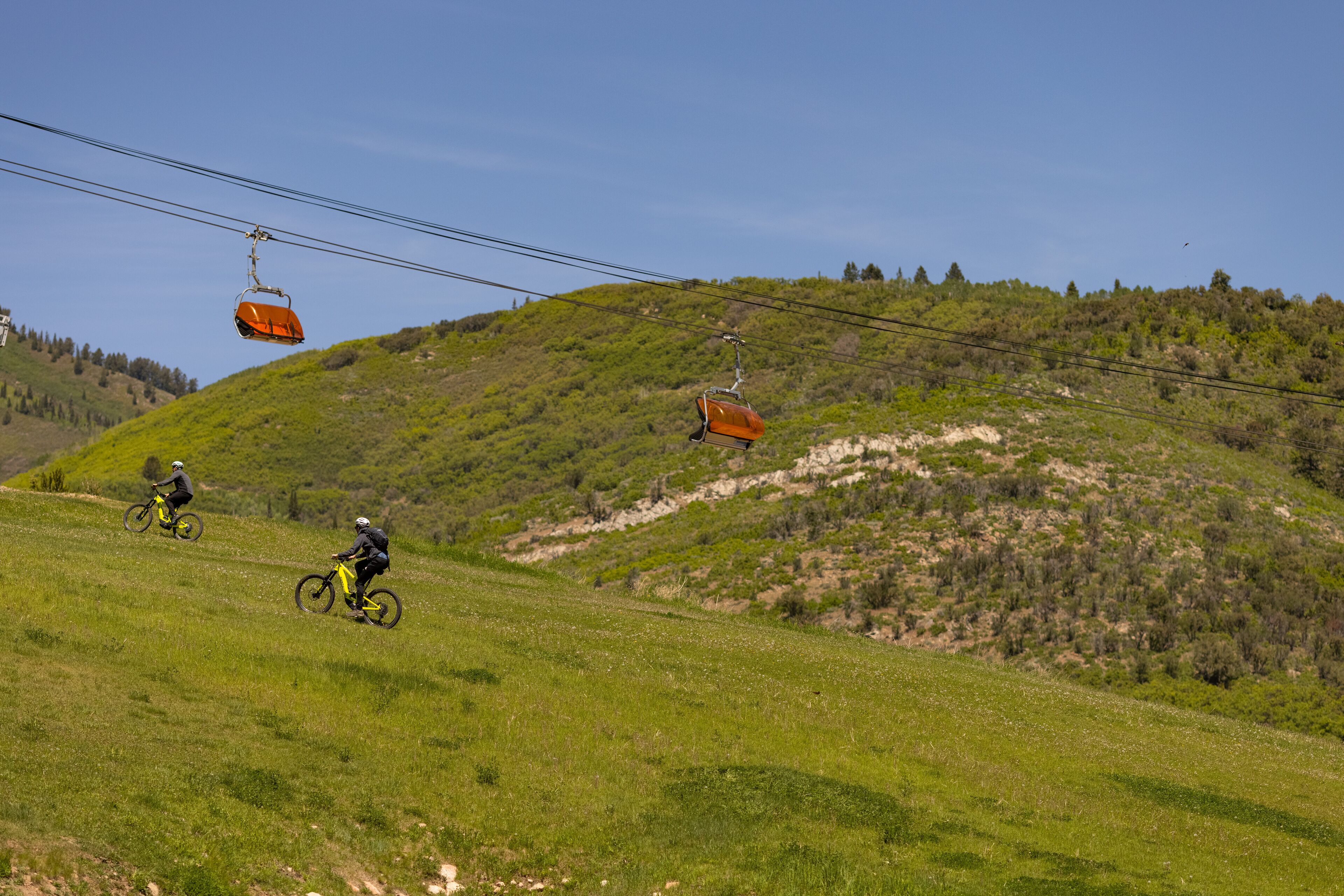 Un sendero para ciclismo de montaña con un sistema de teleférico.