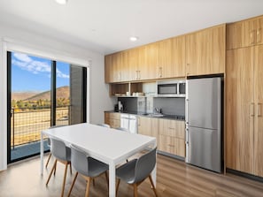 1 Bedroom Family Premium | Eget kök | Stort kylskåp, mikrovågsugn, spishäll och diskmaskin