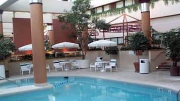 Kolam renang indoor dan kolam renang outdoor