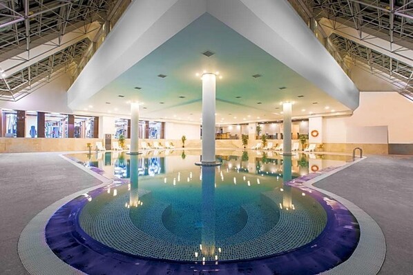 Indoor pool, outdoor pool - Ramada Plaza Hotel (Astana)