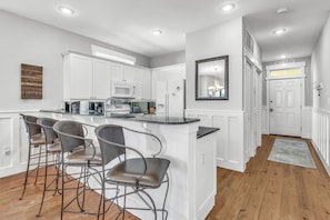 冷蔵庫、電子レンジ、オーブン、コンロ