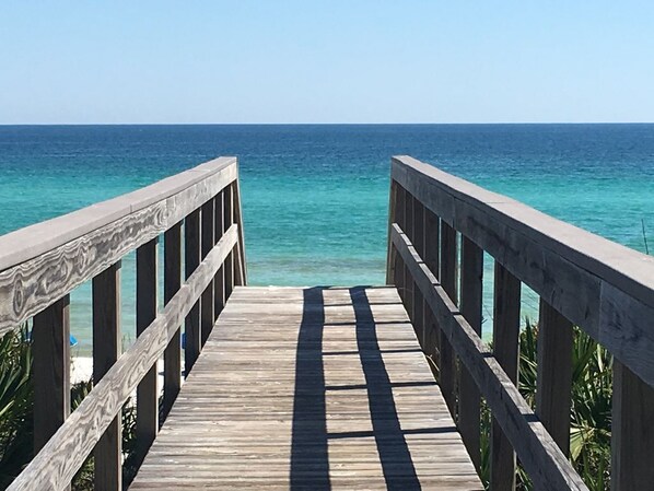 ビーチの近く、サンラウンジャー