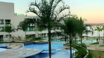 Kolam renang indoor dan kolam renang outdoor